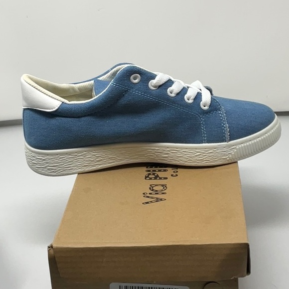 NIB women’s Via Pinky Collection denim embroidered sneakers, size 9 - Picture 3 of 8